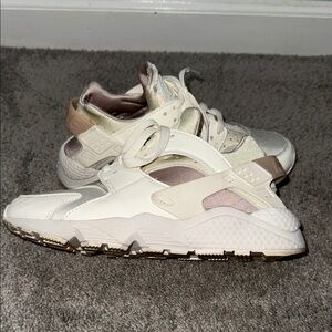 Nike Women's Sneakers in Cream and Tan